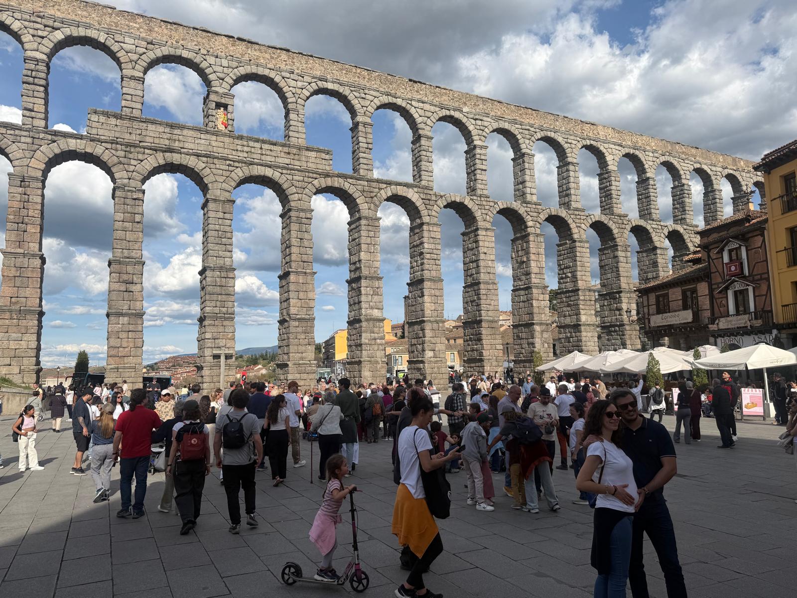 Acueducto con turistas en la Semana Santa 2026