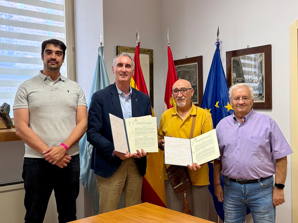 Firma del convenio de colaboración con la asociación de vecinos de Santa Teresa-Puente de Hierro
