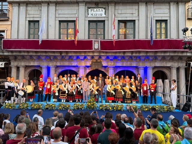 Las Ferias y Fiestas de San Juan y San Pedro arrancan con una multitudinaria inauguración en la plaza Mayor