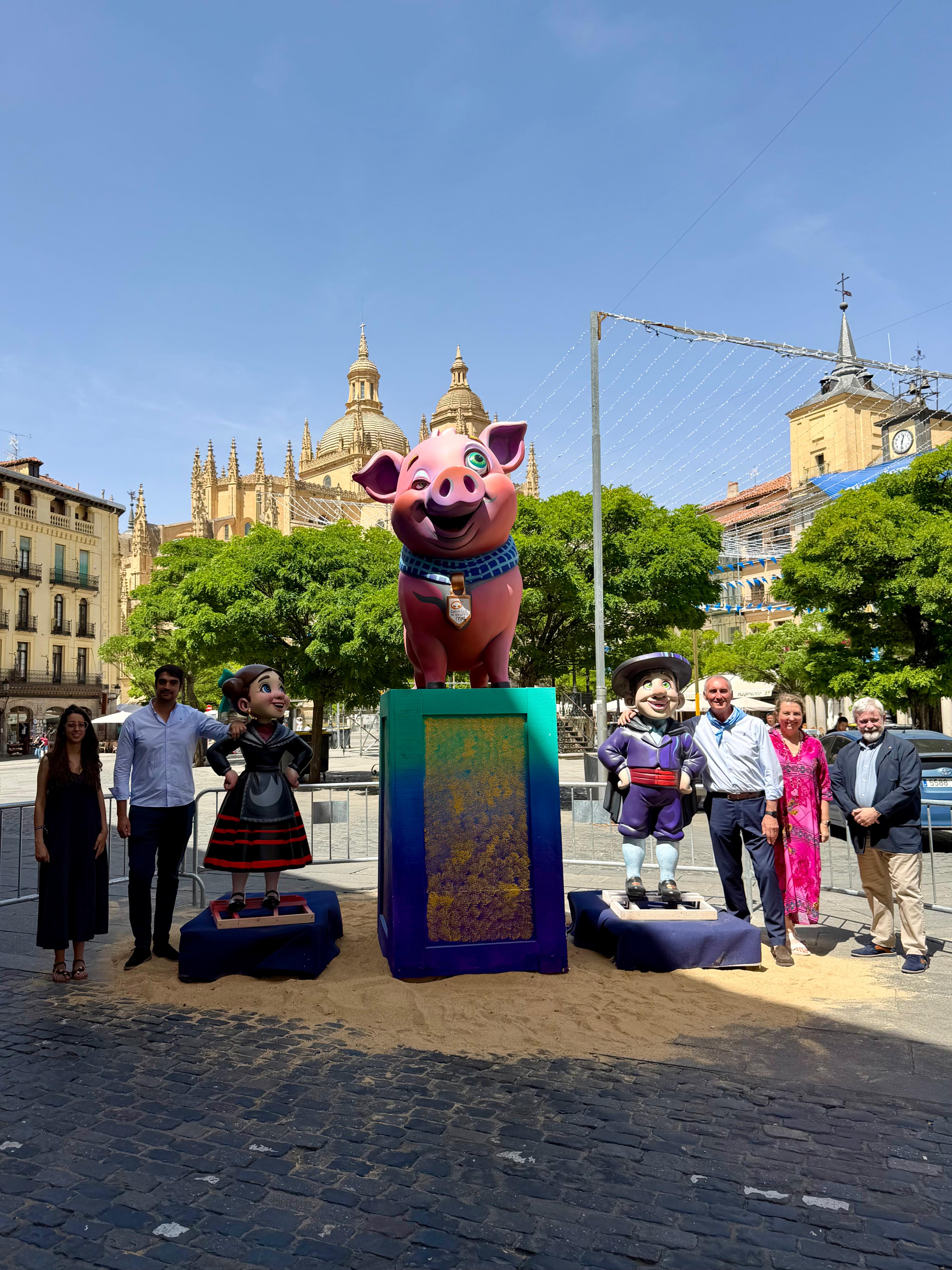 Ninot del Cochinillo que protagonizará la tradicional hoguera de la noche de San Juan