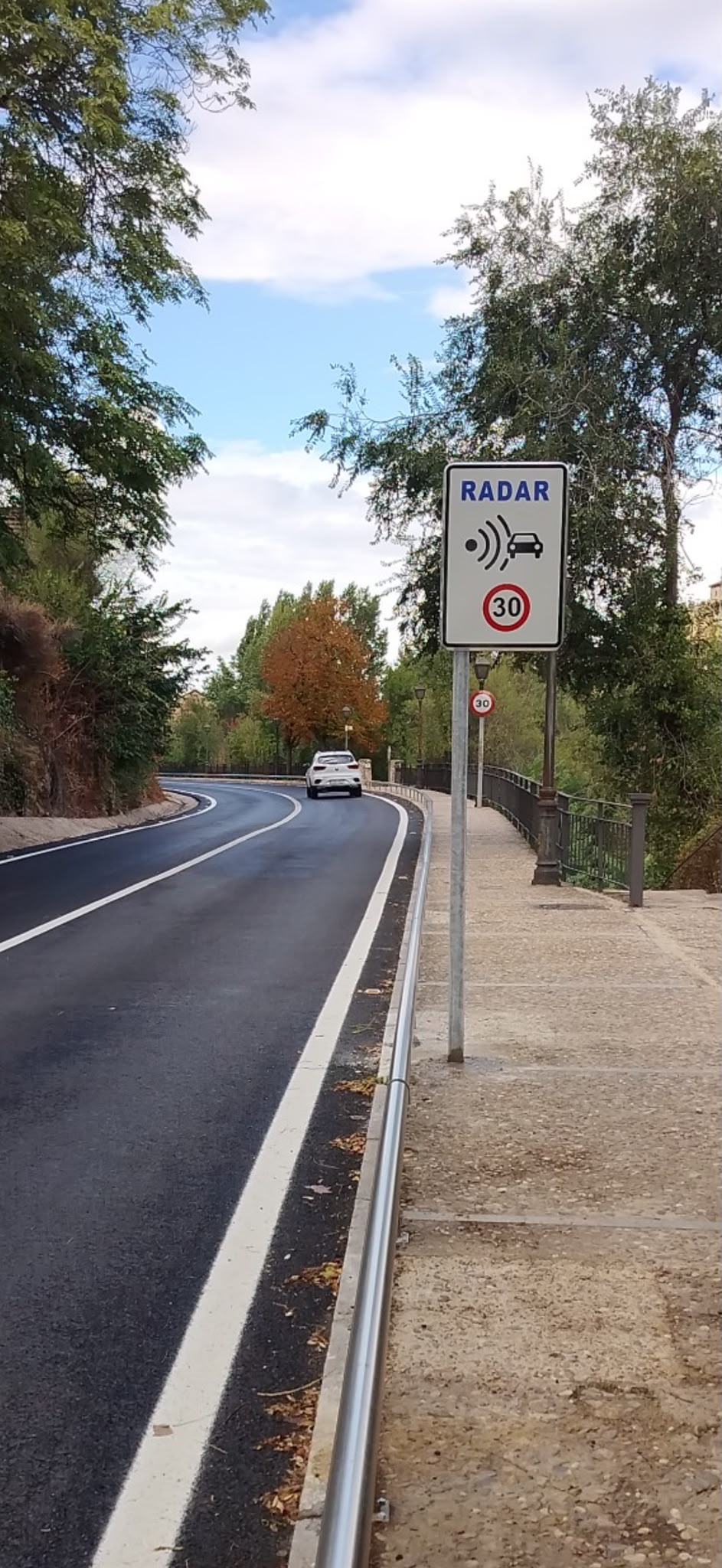 El Ayuntamiento advierte con señales del control de velocidad mediante radar en la cuesta de Los Hoyos