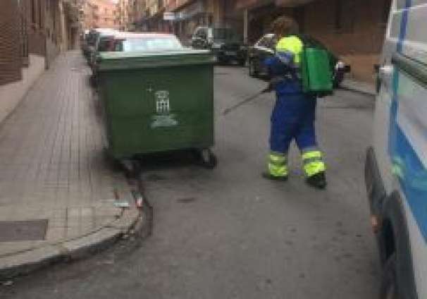 2020-03-18 Desinfección mobiliriario urbano1