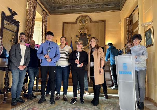 Entrega premios carrera Fin de Año salón 17