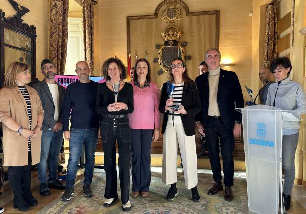 Entrega premios carrera Fin de Año salón 8