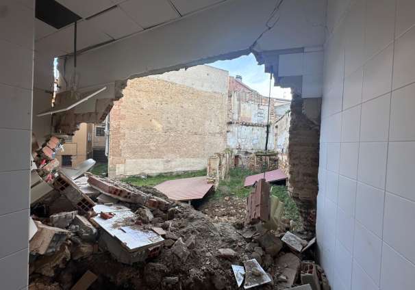 Derrumbe de los muros de los baños del Ayuntamiento