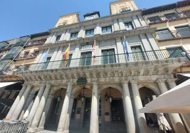 Fachada Ayuntamiento verano