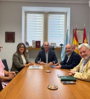 El alcalde recibe a la nueva vicerrectora del Campus María Zambrano