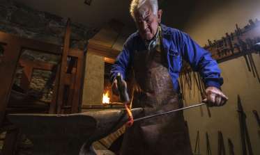 Forja en directo: la oportunidad de admirar un oficio centenario con el maestro segoviano Elías de Andrés