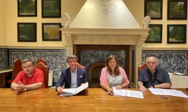 Firma del convenio con la AAVV La Albuera para cesión de espacio municipal