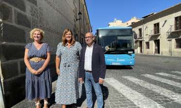 Clara Martín, la subdelegada del Gobierno, Lirio Martín, y el concejal de Movilidad, Tráfico y Transportes, Jesús Sanz, han informado de las medidas de descuento que se aplican desde hoy en el transporte.