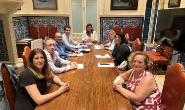 Clara Martín, acompañada de varios miembros del Gobierno municipal, con representantes de la Plataforma de Usuarios Avant de Segovia.