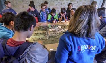 Grupo de escolares visitando el Centro de Interpretación del Acueducto en la Casa de Moneda