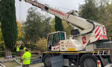 Traslado con grua del monumento de Barral sobre Zuloaga