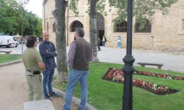 Concejal Ángel Galindo supervisando plantación