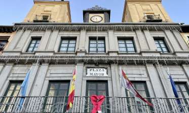 El Ayuntamiento de Segovia luce un gran lazo rojo por el Día Mundial de la lucha contra el SIDA