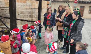 La alcaldesa, en el encuentro navideño de niños La Senda y mayores