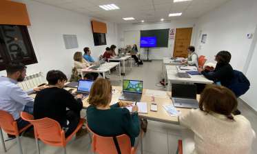 Tanto el formato de “Píldora Formativa” con 4 talleres realizados como los “Cursos de Formación” con 4 módulos y 14 horas totales de formación, sirvieron para reconfirmar la aceptación social de este proyecto y la evidente necesidad de continuidad. La respuesta efectiva de la ciudadanía certifica que la línea iniciada en la edición primaveral anterior sirve a la vez de garantía a futuras propuestas.   La oferta temática de las Aulas de Formación Otoño 2022 incidió en aquellos aspectos más demandados por la
