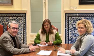 Clara Martín, el Secretario General para el Reto Demográfico del Ministerio de Transición Ecológica y Reto Demográfico, Francesc Boya y la subdelegada del Gobierno