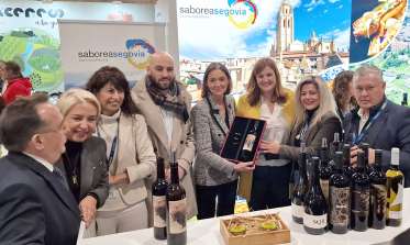 La ministra Reyes Maroto y la alcaldesa Clara Martín visitan el stand de Segovia en Madrid Fusión