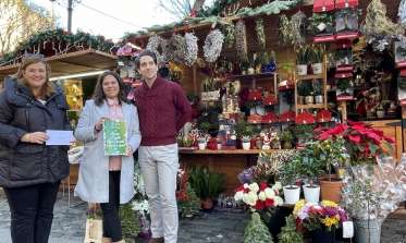 Floristería El Edén recibe el premio a la Caseta Mejor Decorada del Mercado de Navidad 2022