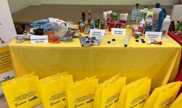 Mesa de la campaña separa los envases, usa el amarillo