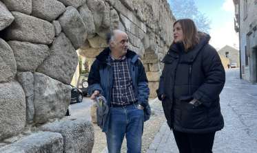 Alcaldesa de Segovia en el Acueducto durante las labores de limpieza