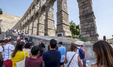 Turistas en el acueducto