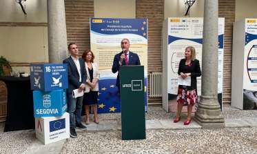 El patio del Centro Asociado de la UNED en Segovia acoge la exposición “Cómo afectan las decisiones europeas en materia de justicia a los ciudadanos”