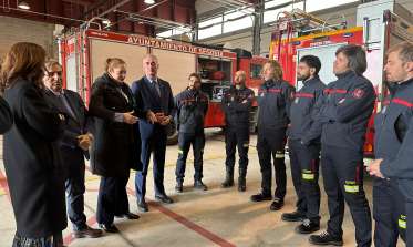El alcalde y la directora de la Agencia de  Protección Civil de la Junta de Castilla y León presentan el nuevo material del Parque de Bomberos de Segovia
