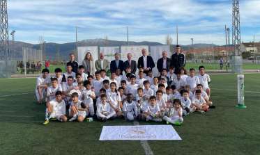 El alcalde, José Mazarías, visita junto a Emilio Butragueño la Escuela de la Fundación Real Madrid Ecopilas en Segovia