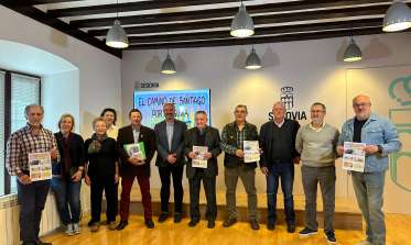 El concejal de Educación y la Asociación de Amigos del Camino de Santiago