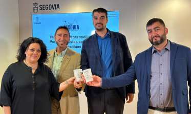 Presentación de los vasos reutilizables para reducir los residuos durante las fiestas