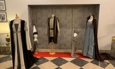 Exposición de alquiler de trajes