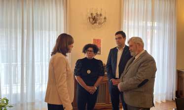 Clara Sanz con los Tenientes alcalde