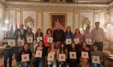 entrega del álbum de fotos de las fiestas