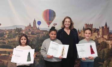 La concejala de Turismo, May Escobar, ha entregado los premios del concurso "Crea tu indumentaria medieval"