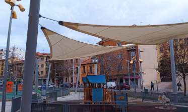 Comienza la instalación del sombreado en la plaza de Somorrostro