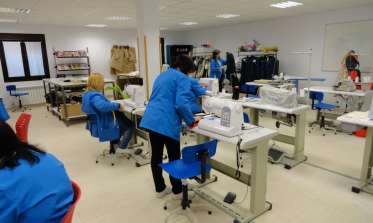 El Ayuntamiento pone en marcha un curso de costura para desempleados