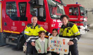 Visita de una familia de Paiporta que conoció a los bomberos de Segovia durante la catástrofe