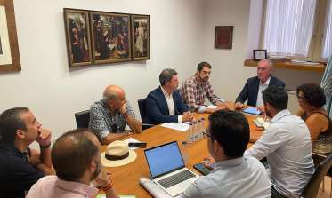 El alcalde se reúne con los representantes empresariales para abordar la tasa de residuos