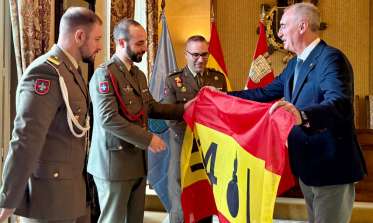 Entrega bandera de España a los alumnos de la Academia