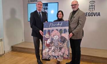 El alcalde de Segovia, José Mazarías, junto al concejal de Cultura, Juan Carlos Monroy, y la ilustradora del cartel, Ana Jarén, han presentado la programación organizada por el Ayuntamiento de Segovia para esta Navidad.