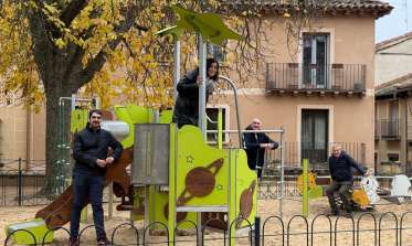 El Ayuntamiento renueva las áreas infantiles de la plaza de la Merced y del barrio de San Marcos