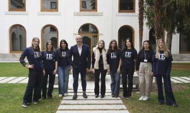 El Ayuntamiento e IE University acercan la ciencia a más de 400 estudiantes de la ciudad