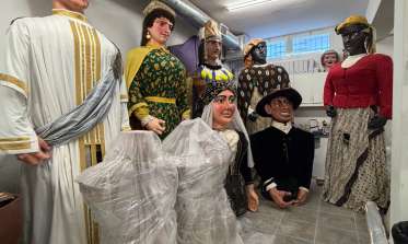 Los gigantones en el taller de Reu