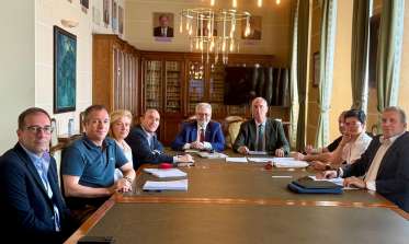 Reunión del Ayuntamiento y el Instituto de la vivienda de Defensa