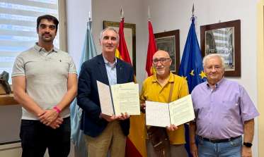Firma del convenio de colaboración con la asociación de vecinos de Santa Teresa-Puente de Hierro