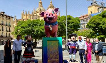 Ninot del Cochinillo que protagonizará la tradicional hoguera de la noche de San Juan