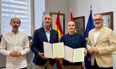 Firma del convenio de colaboración entre el Ayuntamiento y el IES Andrés Laguna