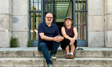 La ilustradora y muralista Lidia Cao transforma uno los laterales de la Cárcel-Centro de Creación